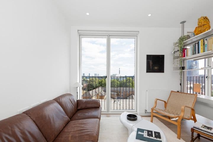 1 bedroom apartment for sale in London, United Kingdom - Image 8