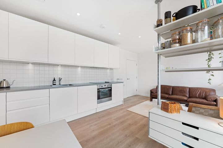 1 bedroom apartment for sale in London, United Kingdom - Image 3