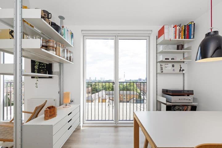 1 bedroom apartment for sale in London, United Kingdom - Image 10