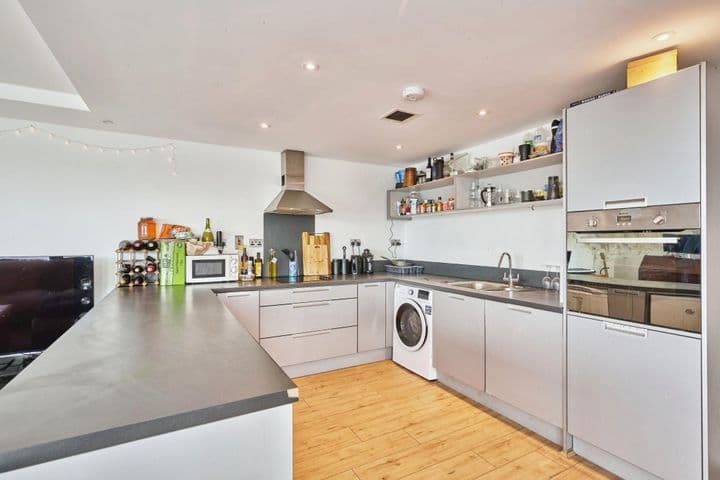 2 bedrooms apartment for sale in London, United Kingdom - Image 8