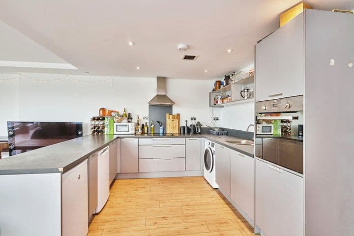 2 bedrooms apartment for sale in London, United Kingdom - Image 3