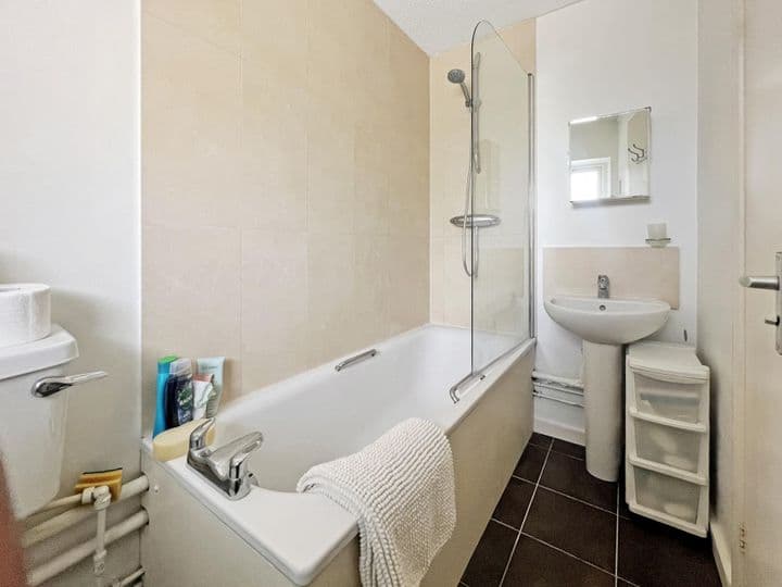 1 bedroom apartment for sale in London, United Kingdom - Image 4