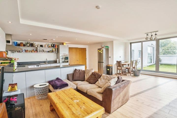 2 bedrooms apartment for sale in London, United Kingdom - Image 2