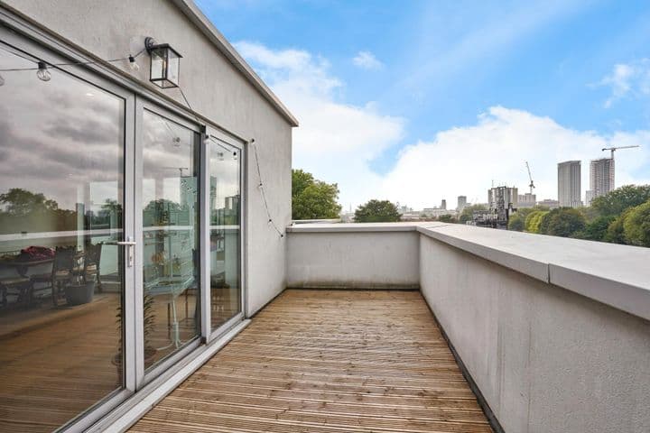 2 bedrooms apartment for sale in London, United Kingdom - Image 12