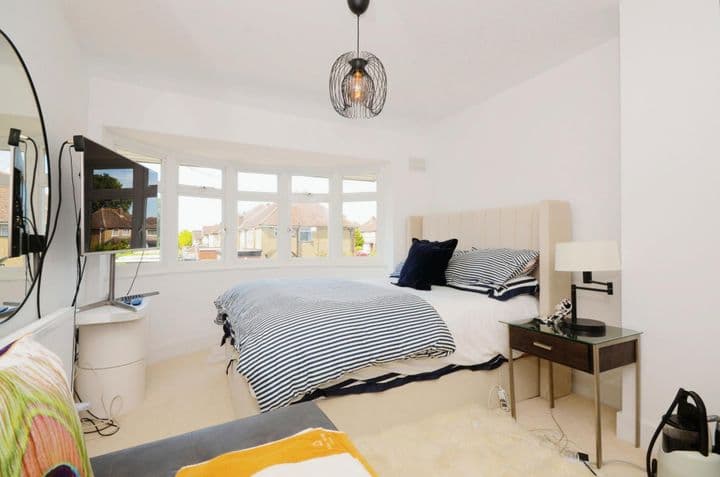 3 bedrooms house for sale in Uxbridge, United Kingdom - Image 4