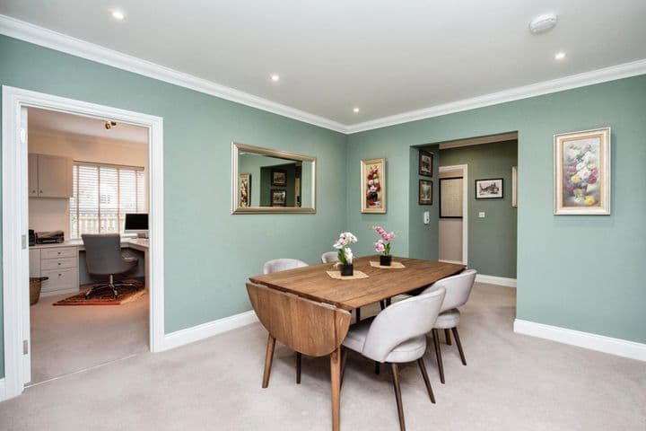 3 bedrooms apartment for sale in Tunbridge Wells, United Kingdom - Image 2