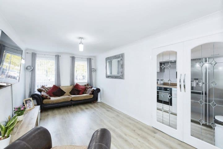 1 bedroom apartment for sale in London, United Kingdom - Image 4