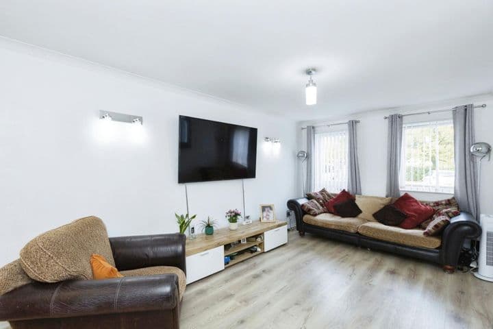 1 bedroom apartment for sale in London, United Kingdom - Image 2