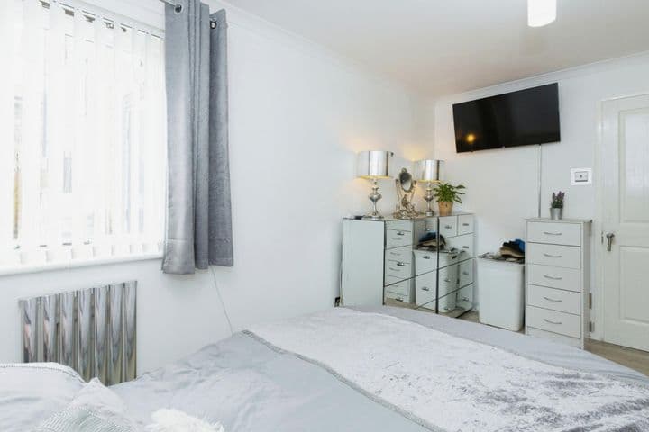 1 bedroom apartment for sale in London, United Kingdom - Image 11