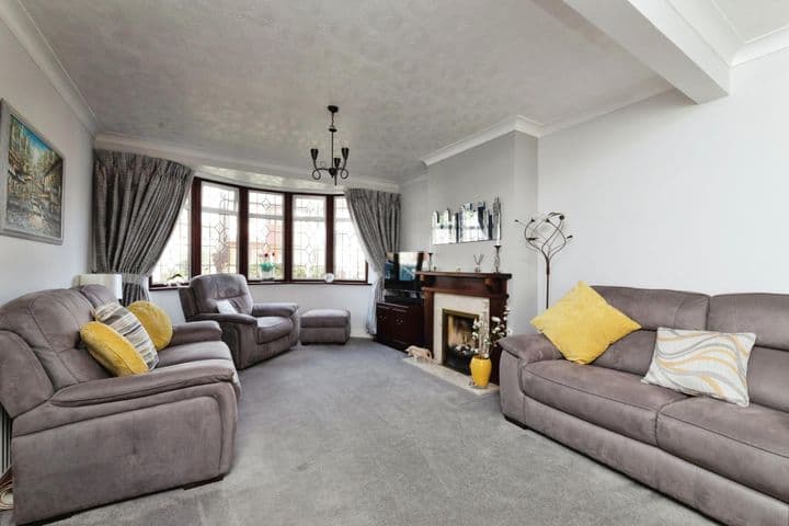 3 bedrooms house for sale in Ilford, United Kingdom - Image 3