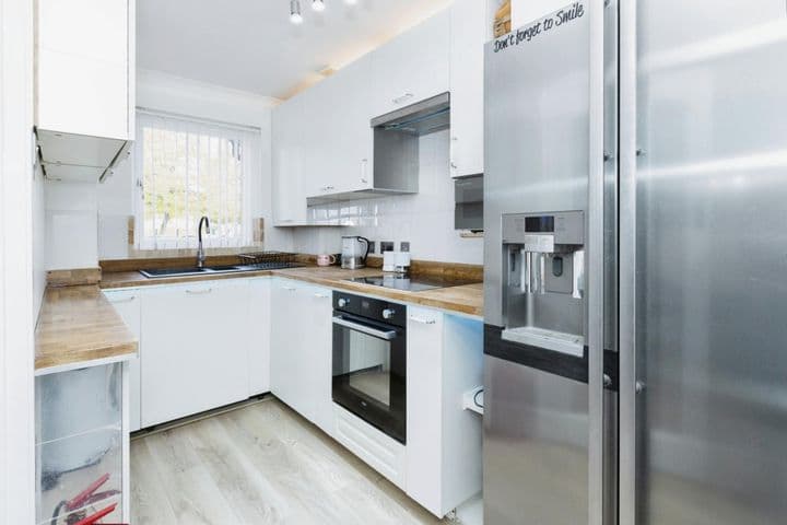 1 bedroom apartment for sale in London, United Kingdom - Image 5