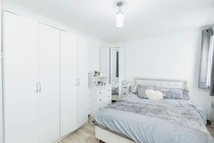 1 bedroom apartment for sale in London, United Kingdom - Image 10