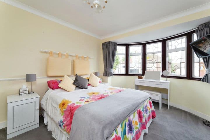 3 bedrooms house for sale in Ilford, United Kingdom - Image 9