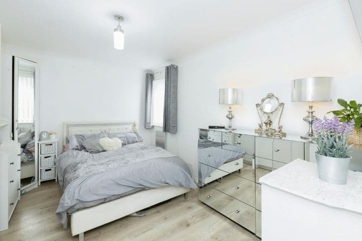 1 bedroom apartment for sale in London, United Kingdom - Image 8