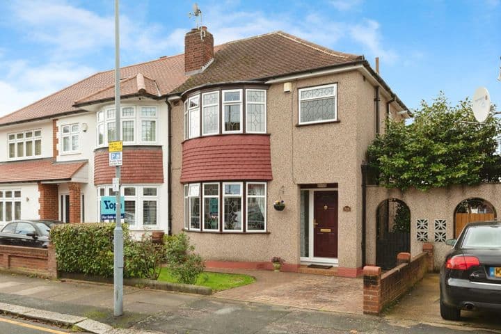 3 bedrooms house for sale in Ilford, United Kingdom - Image 2