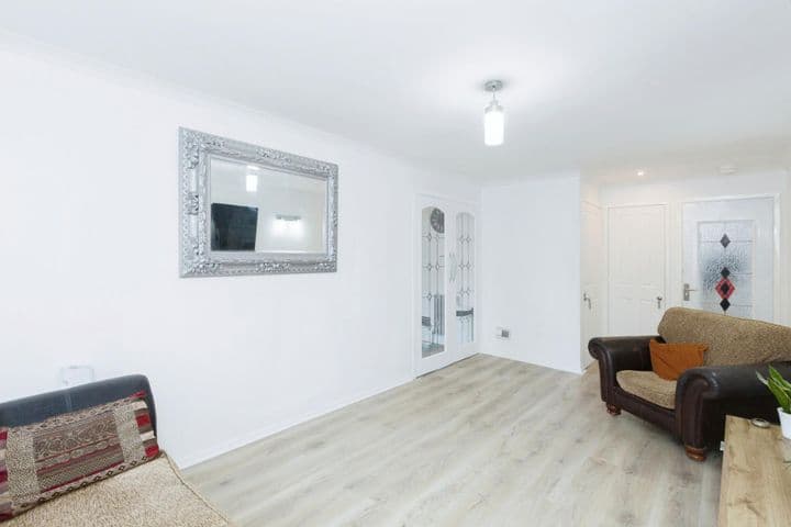 1 bedroom apartment for sale in London, United Kingdom - Image 9