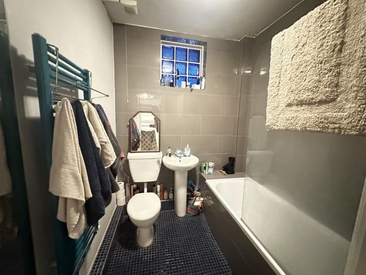 1 bedroom apartment for sale in London, United Kingdom - Image 4