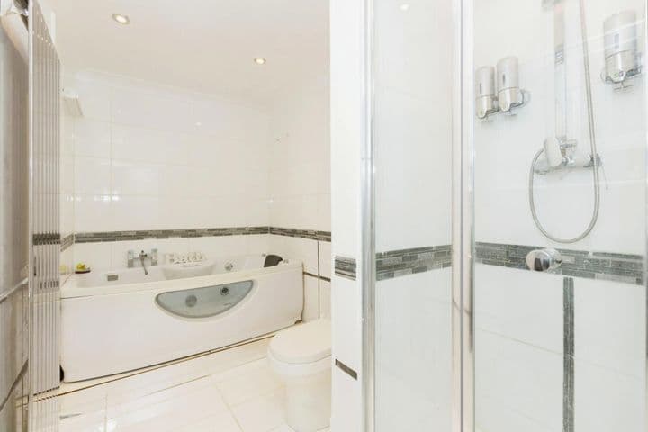 1 bedroom apartment for sale in London, United Kingdom - Image 12