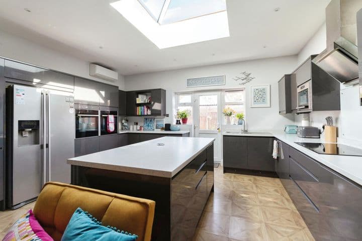 4 bedrooms house for sale in Leigh-On-Sea, United Kingdom - Image 2