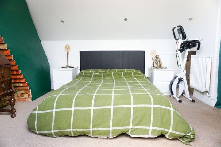 2 bedrooms apartment for sale in South Croydon, United Kingdom - Image 6