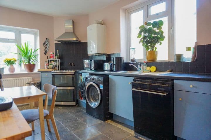 2 bedrooms apartment for sale in South Croydon, United Kingdom - Image 3