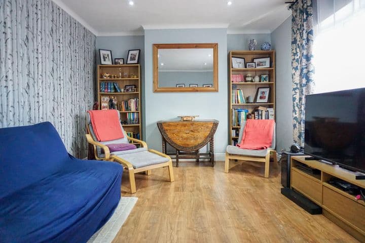 2 bedrooms apartment for sale in South Croydon, United Kingdom - Image 11