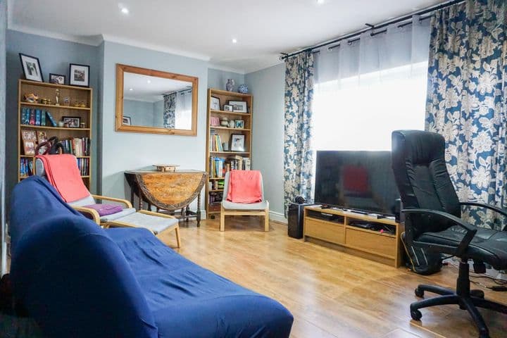 2 bedrooms apartment for sale in South Croydon, United Kingdom - Image 9