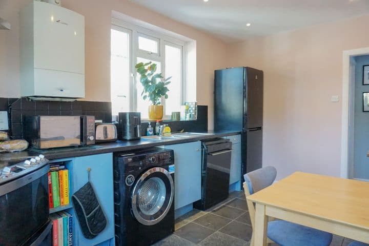 2 bedrooms apartment for sale in South Croydon, United Kingdom - Image 4