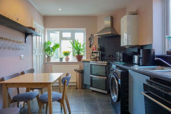 2 bedrooms apartment for sale in South Croydon, United Kingdom - Image 2