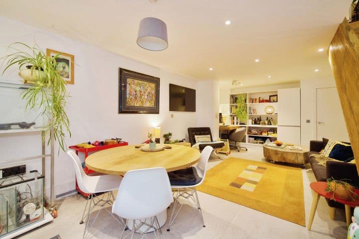 4 bedrooms house for sale in London, United Kingdom - Image 9