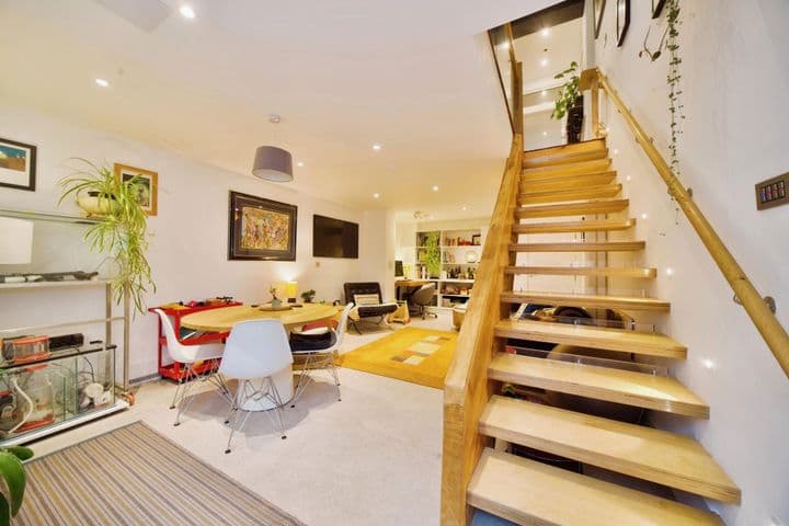 4 bedrooms house for sale in London, United Kingdom - Image 2