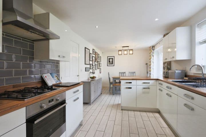 4 bedrooms house for sale in Wakefield, United Kingdom - Image 2