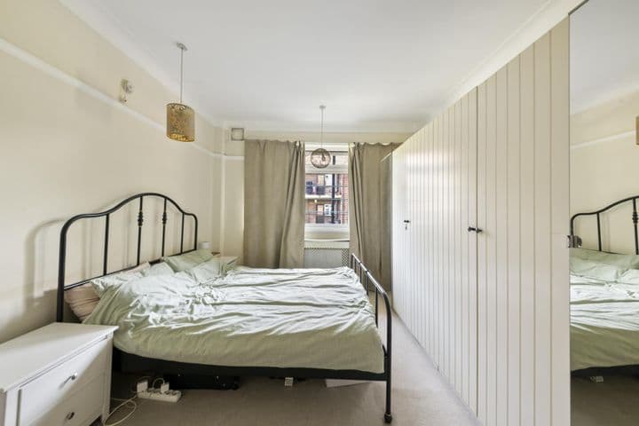 2 bedrooms apartment for sale in London, United Kingdom - Image 8