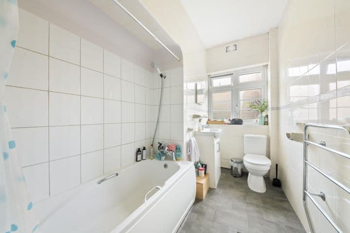 2 bedrooms apartment for sale in London, United Kingdom - Image 9