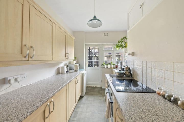 2 bedrooms apartment for sale in London, United Kingdom - Image 5