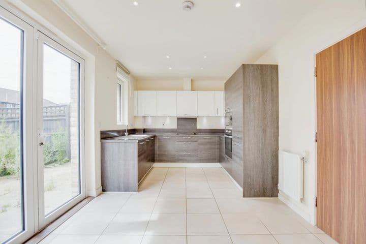 4 bedrooms house for sale in Edgware, United Kingdom - Image 2