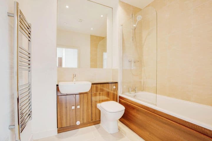 4 bedrooms house for sale in Edgware, United Kingdom - Image 10