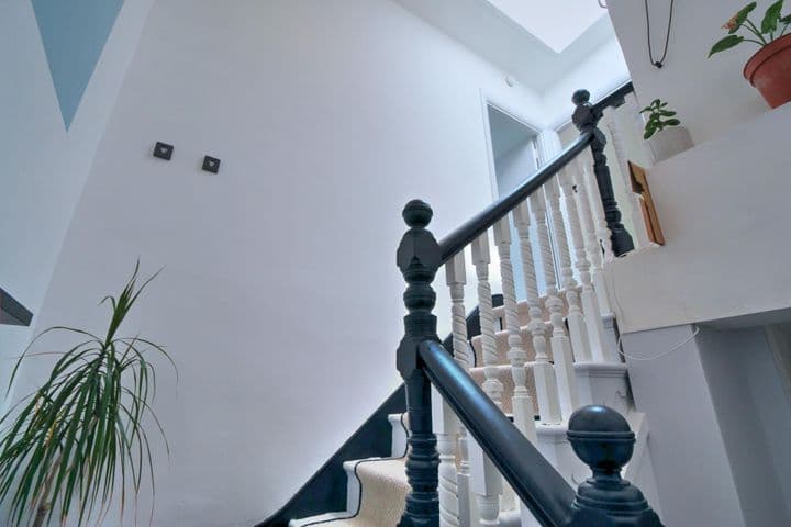 1 bedroom apartment for sale in London, United Kingdom - Image 7