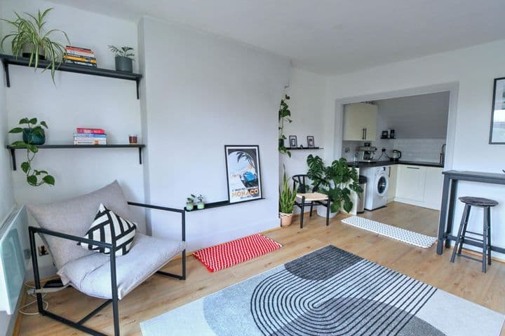 1 bedroom apartment for sale in London, United Kingdom - Image 4