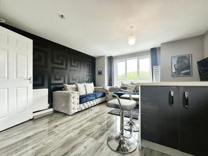 2 bedrooms apartment for sale in Johnstone, United Kingdom - Image 3