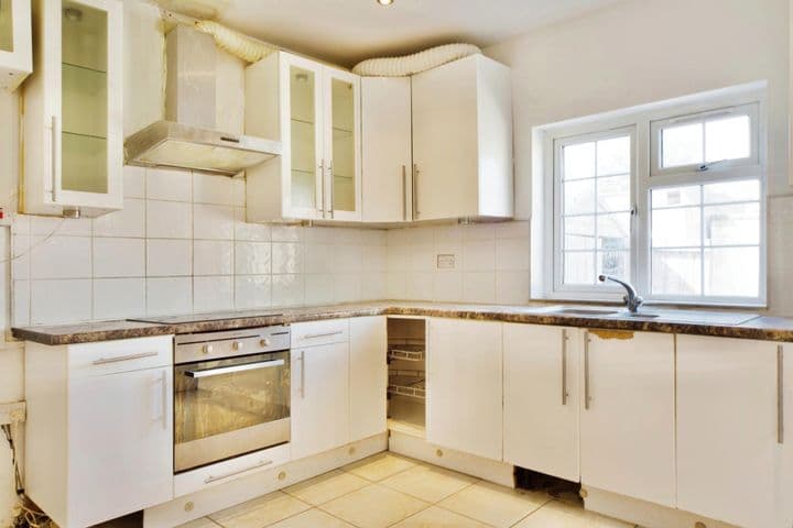 3 bedrooms house for sale in Enfield Borough, United Kingdom - Image 2