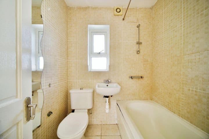 3 bedrooms house for sale in Enfield Borough, United Kingdom - Image 6