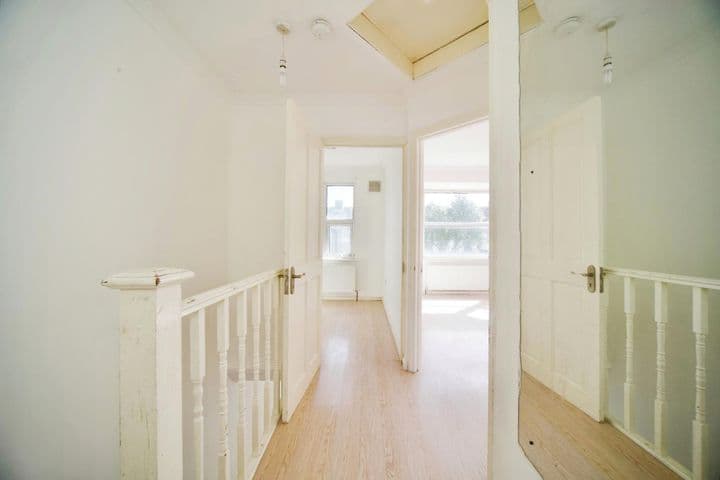 3 bedrooms house for sale in Enfield Borough, United Kingdom - Image 7