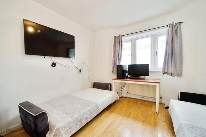 2 bedrooms apartment for sale in London, United Kingdom - Image 2