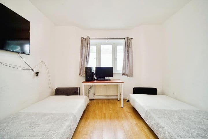 2 bedrooms apartment for sale in London, United Kingdom - Image 4