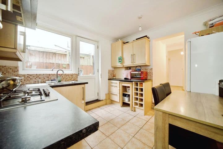 2 bedrooms apartment for sale in London, United Kingdom - Image 10