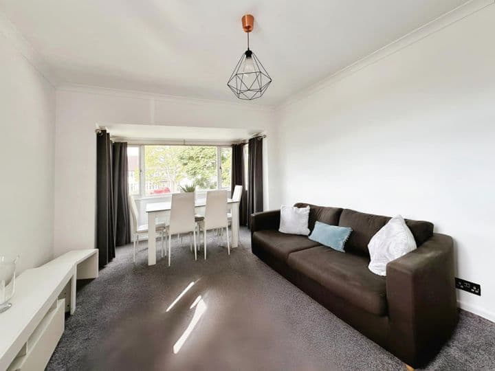 1 bedroom apartment for sale in Leeds, United Kingdom - Image 6