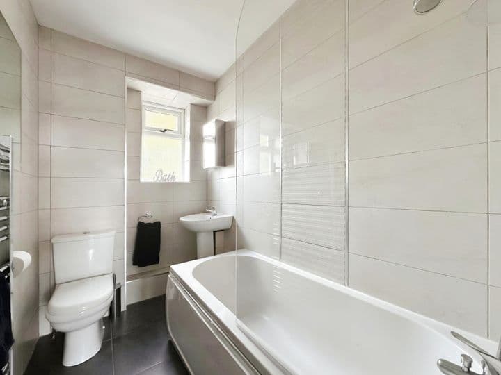 1 bedroom apartment for sale in Leeds, United Kingdom - Image 10