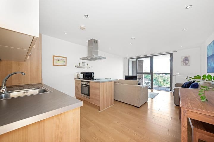 2 bedrooms apartment for sale in London, United Kingdom - Image 4