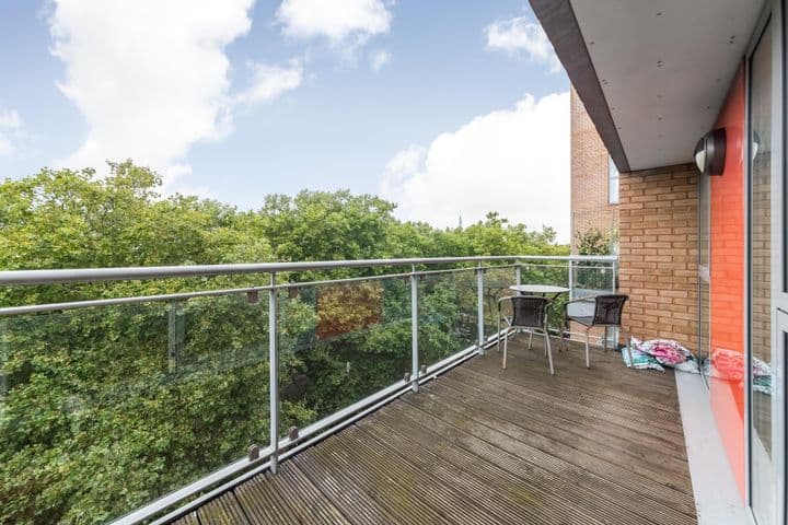 1 bedroom apartment for sale in London, United Kingdom - Image 8